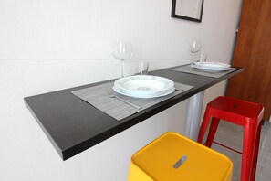 Refrigerador con freezer, microondas, horno, placa de cocina