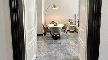 Deluxe Apartment | In-room dining