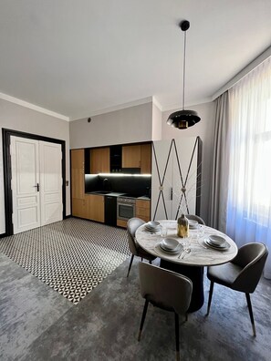 Deluxe appartement (Ventus) | Een kluis op de kamer, individueel gedecoreerd, verduisterende gordijnen