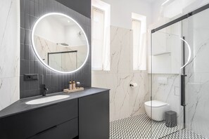 Deluxe Apartment (Ventus) | Bathroom | Shower, rainfall showerhead, free toiletries, hair dryer - Szewska 22 Boutique (Kraków)