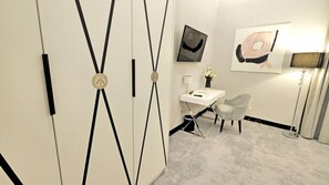 Deluxe kamer, 1 kingsize bed (Rosesus) | Een kluis op de kamer, individueel gedecoreerd, verduisterende gordijnen