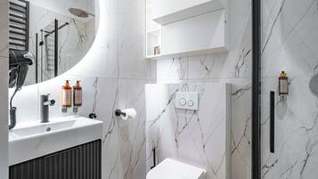 Apartamento superior (Silva) | Baño | Ducha y cabezal de ducha tipo lluvia