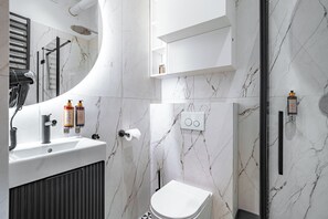 Superior Apartment (Silva) | Bathroom | Shower, rainfall showerhead, free toiletries, hair dryer - Szewska 22 Boutique (Kraków)
