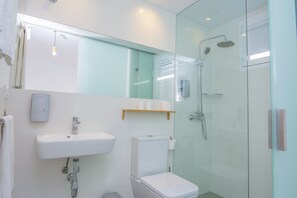 Quarto casal | Banheiro | Chuveiro, chuveiro com efeito de chuva, produtos de toalete grátis 