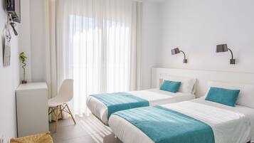 Habitación doble, balcón | Ropa de cama de alta calidad, edredón y camas con pillow-top