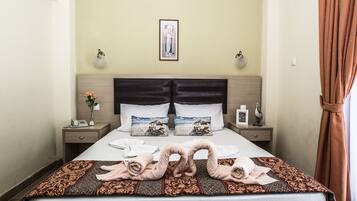 1 habitación, caja de seguridad en la habitación y escritorio
