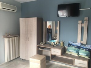 1 bilik tidur, peti besi dalam bilik, meja, kalis bunyi 