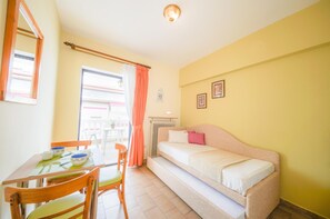 TV Plasma, meja ping pong, mainan, buku-buku 