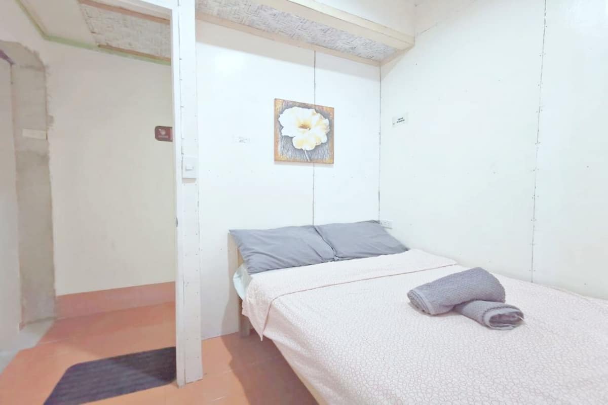 Desk, WiFi (free), bed sheets