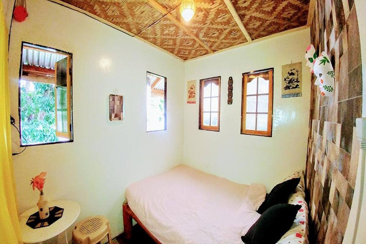 Desk, WiFi (free), bed sheets