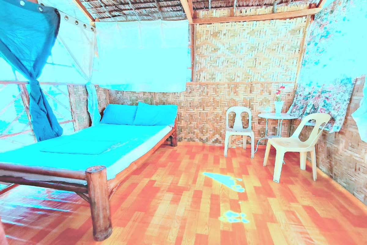 Basic Room | Desk, WiFi (free), bed sheets
