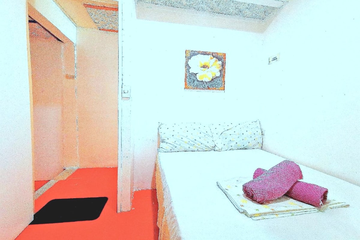Desk, WiFi (free), bed sheets