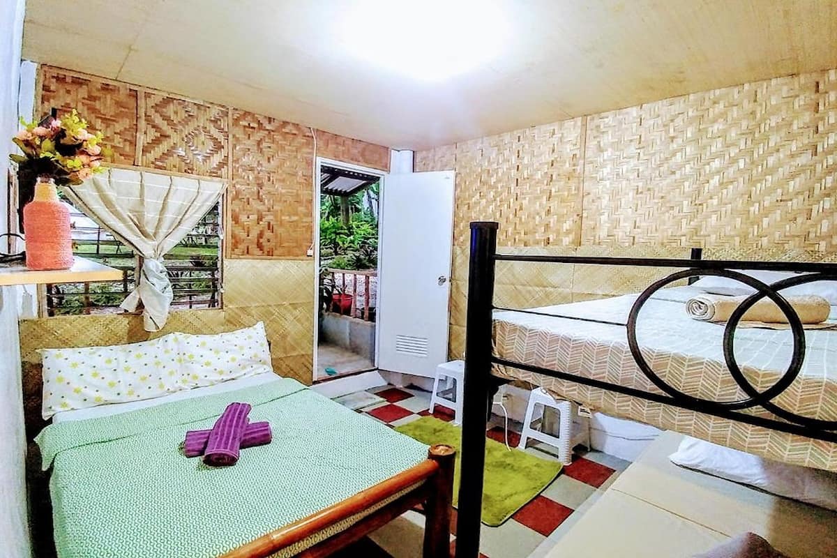Quadruple Room, Private Bathroom | Desk, WiFi (free), bed sheets
