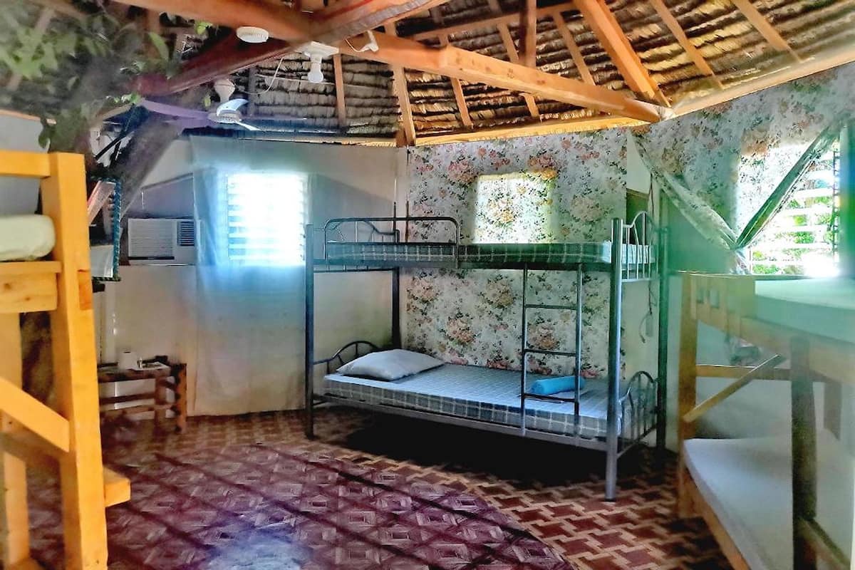 Family Room, Garden View | Desk, WiFi (free), bed sheets