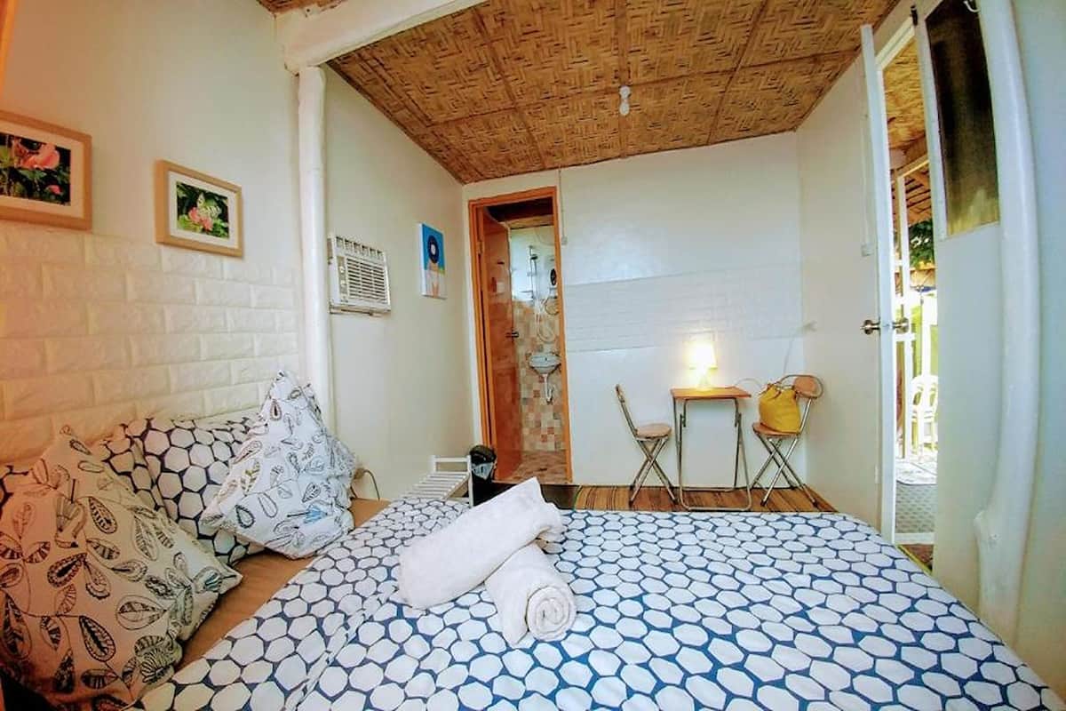 Suite, Sea View | Desk, WiFi (free), bed sheets