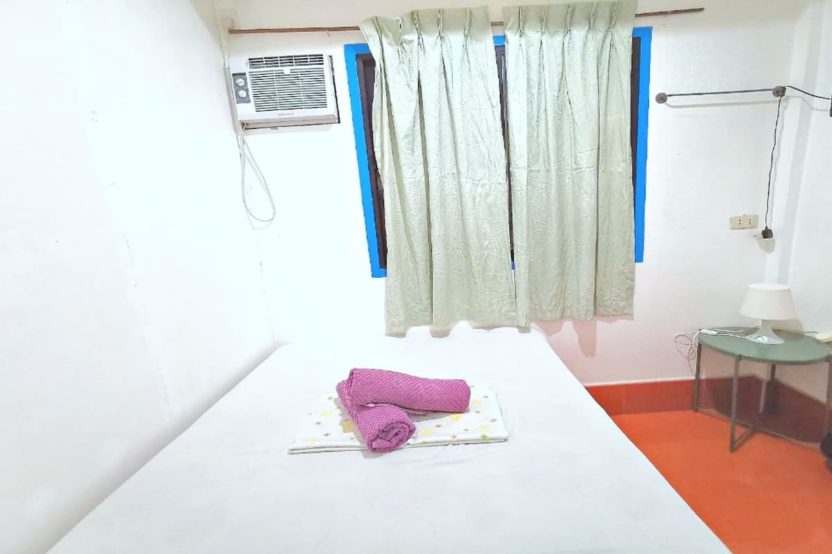 Desk, WiFi (free), bed sheets
