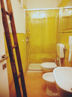 Doccia, asciugacapelli, bidet, asciugamani