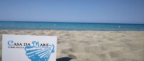 Di pantai, pasir putih, dan 2 bar pantai