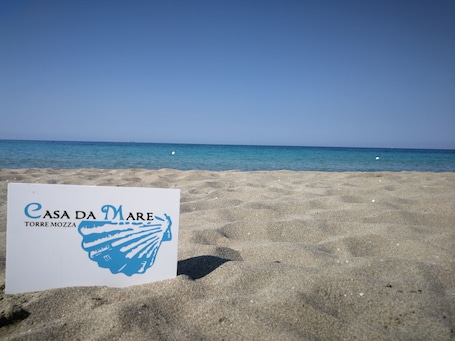 En la playa, arena blanca, 2 bares en la playa