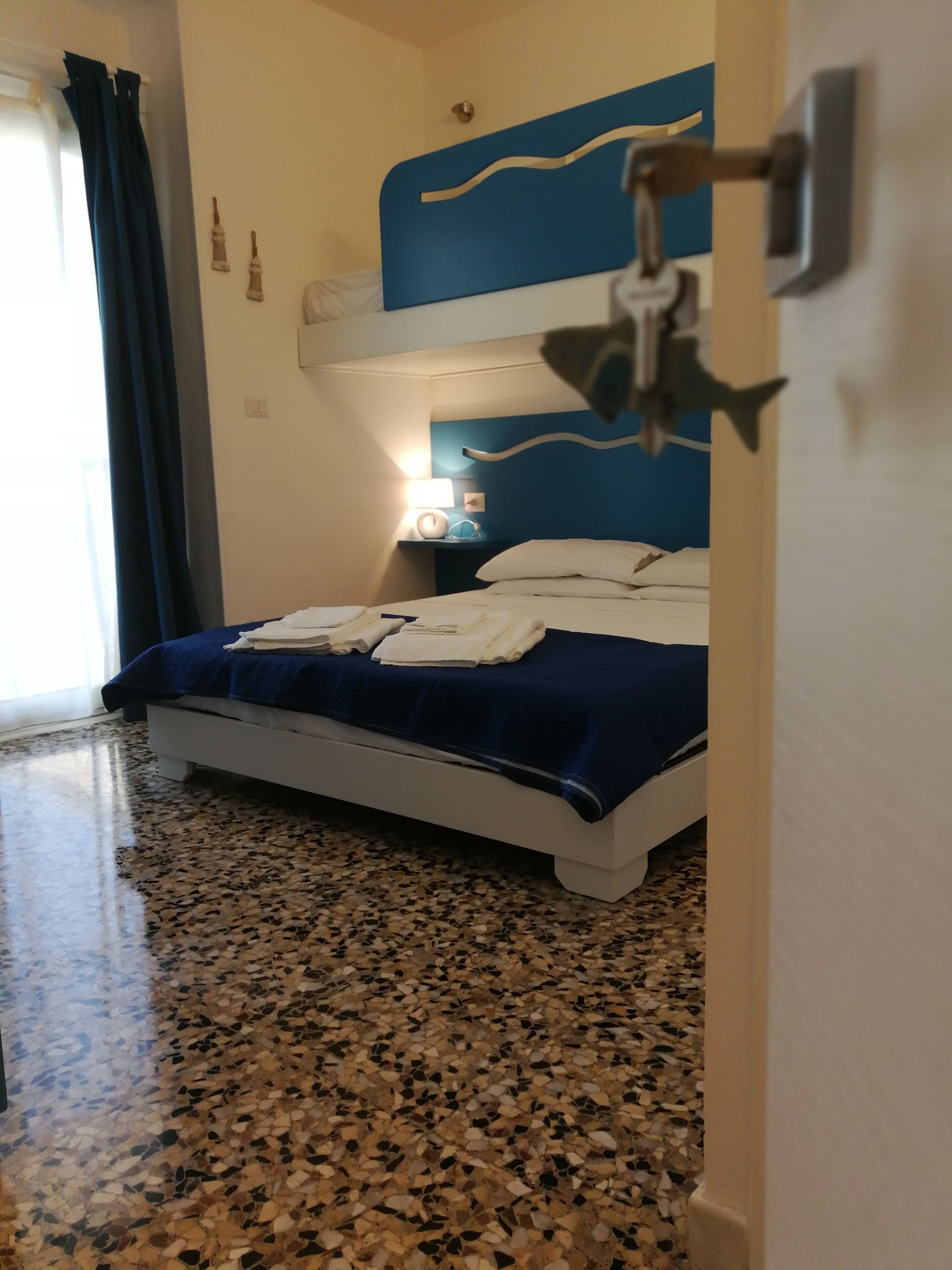 Roupas de cama premium, frigobar, cofres nos quartos