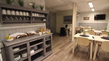 Premium Double Room, 1 King Bed, Non Smoking, Park View | Shared kitchen | Fridge, microwave