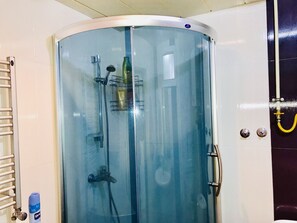 ビジネス アパートメント 2 ベッドルーム | バスルーム | シャワー、ヘアドライヤー、タオル、シャンプー