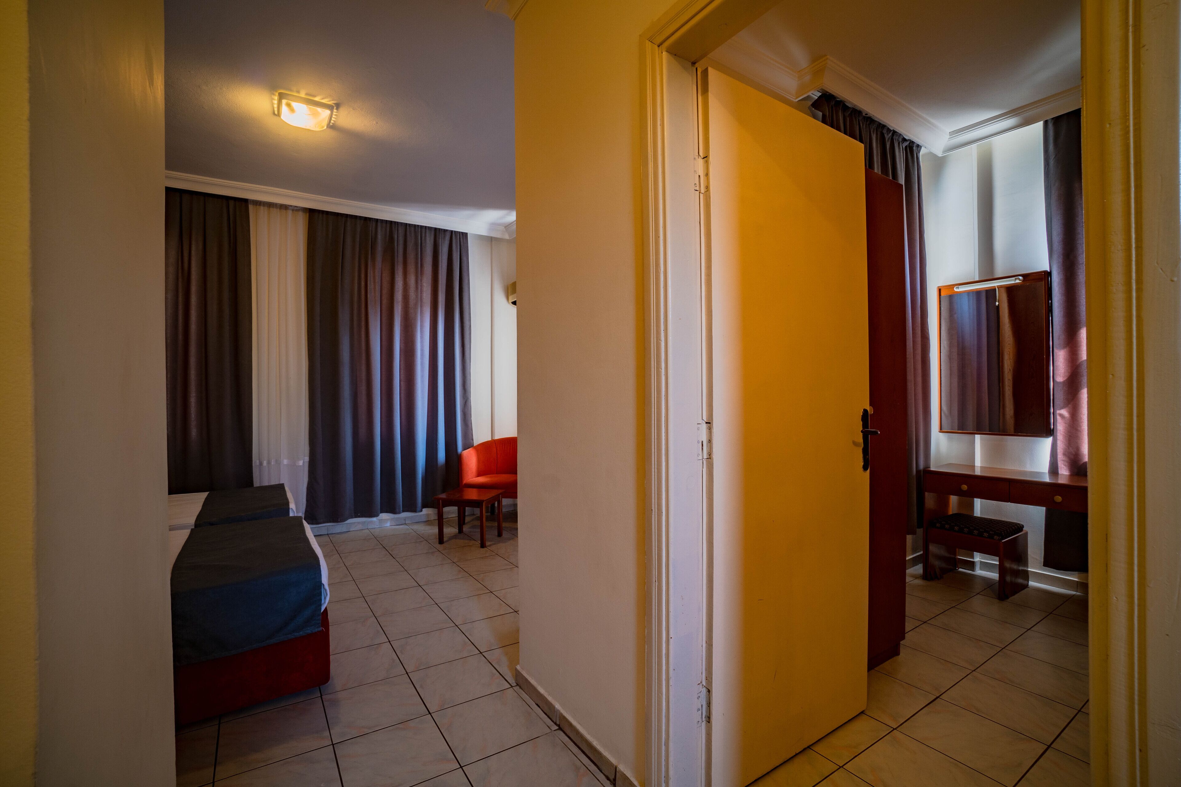 مكتب وستائر تعتيم وتجهيزات عازلة للصوت وواي فاي