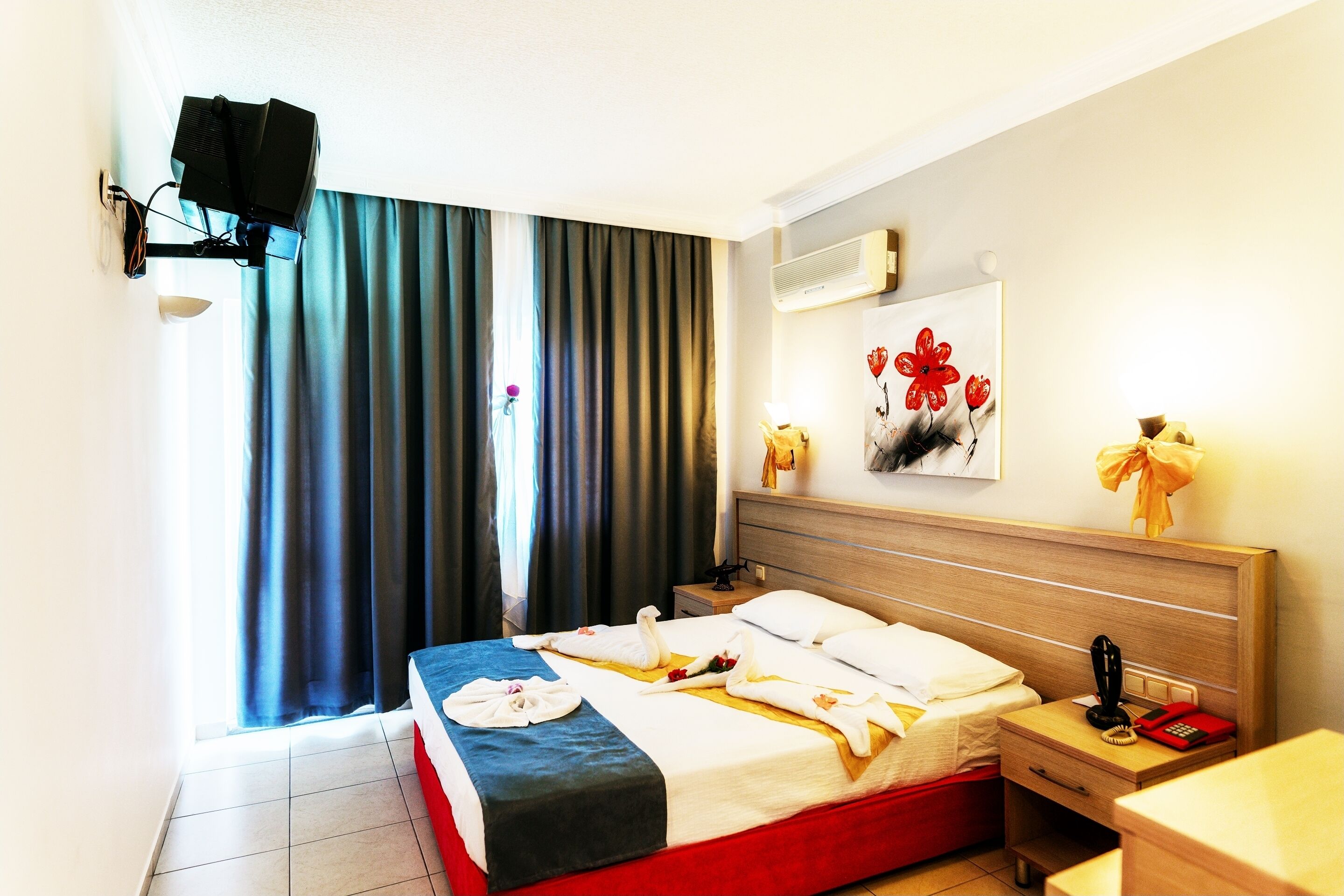 مكتب وستائر تعتيم وتجهيزات عازلة للصوت وواي فاي