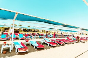 Plage privée à proximité, chaises longues, parasols, serviettes de plage