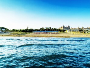 Playa privada cerca, tumbonas, sombrillas y toallas de playa