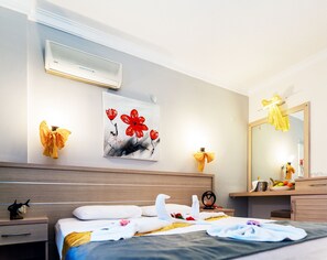 Desk, blackout drapes, soundproofing, WiFi - Nergos Garden Hotel (Manavgat)