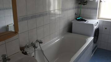Chalet | Bathroom | Free toiletries, hair dryer, slippers, towels
