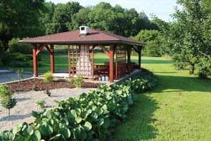 Gazebo - Cottage near Kovac Forest (Kovac)