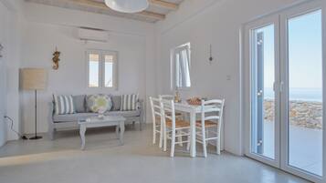 Suite with loft | Living area | 32-inch flat-screen TV with digital channels, TV