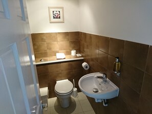 Apartament, 2 dormitoris | Bany | Dutxa, articles de tocador gratuïts, assecador de cabells i tovalloles 