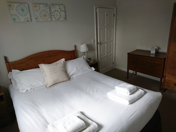 Apartament, 2 dormitoris | Llençols de cotó egipci, roba de llit d'alta qualitat i escriptori 