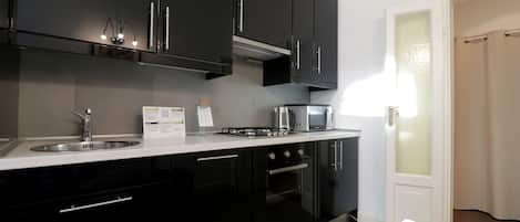 Appartamento (3 Bedrooms) | Cucina privata | Frigorifero con congelatore, microonde, forno, piano cottura