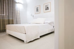 Habitación cuádruple, vistas a la ciudad | 1 dormitorio, ropa de cama de alta calidad, caja fuerte