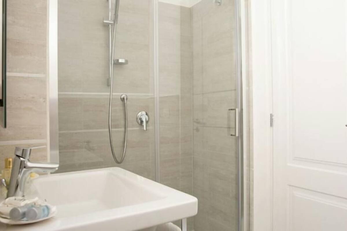 Ducha, artículos de higiene personal gratuitos, secador de pelo y bidé