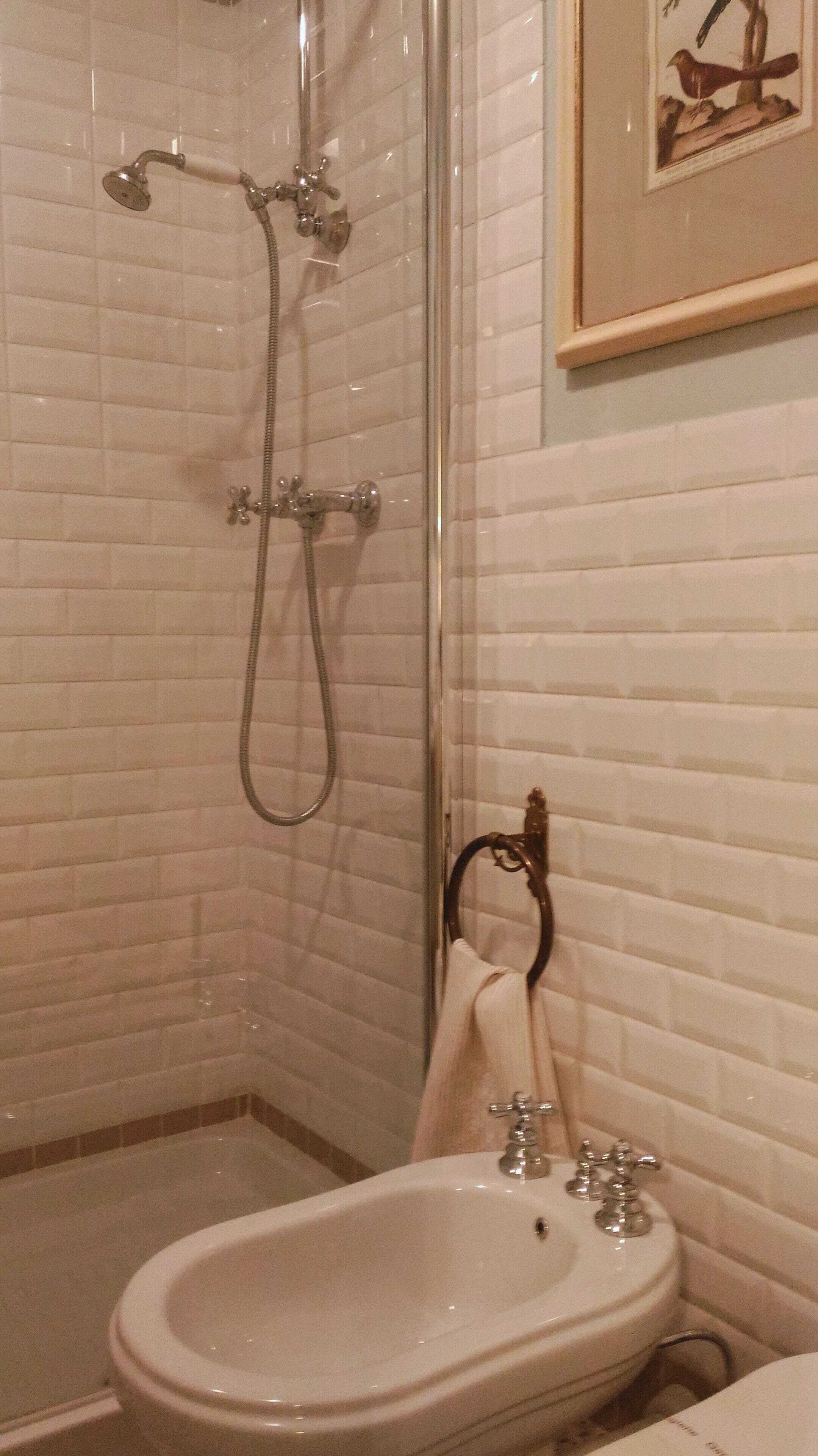 Badezimmer | Dusche, kostenlose Toilettenartikel, Haartrockner, Bademäntel