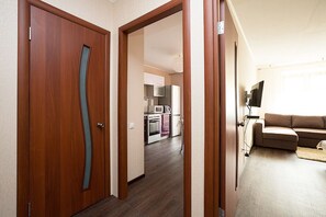 Departamento, 1 habitación (Belinskogo, 137- 76) | Área de sala de estar | Televisión de pantalla plana de 32 pulgadas con canales digitales