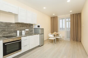 Habitación cuádruple básica | Cocina privada | Refrigerador, microondas, parrilla de estufa y cafetera y tetera