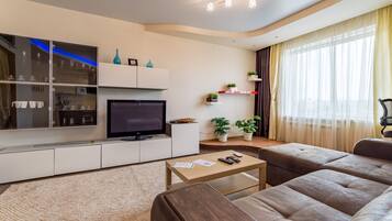 Luxury-Apartment | Wohnbereich | 32-Zoll-Flachbildfernseher mit Digitalempfang, Fernseher