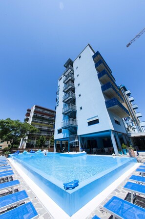 Una piscina al aire libre de temporada, una piscina infinita