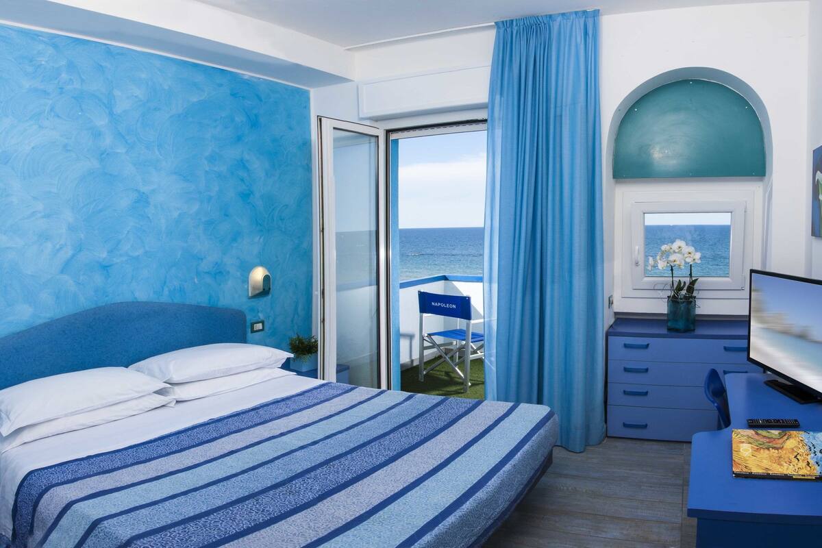 quadruple room | 1 bedroom, minibar, in-room safe, desk