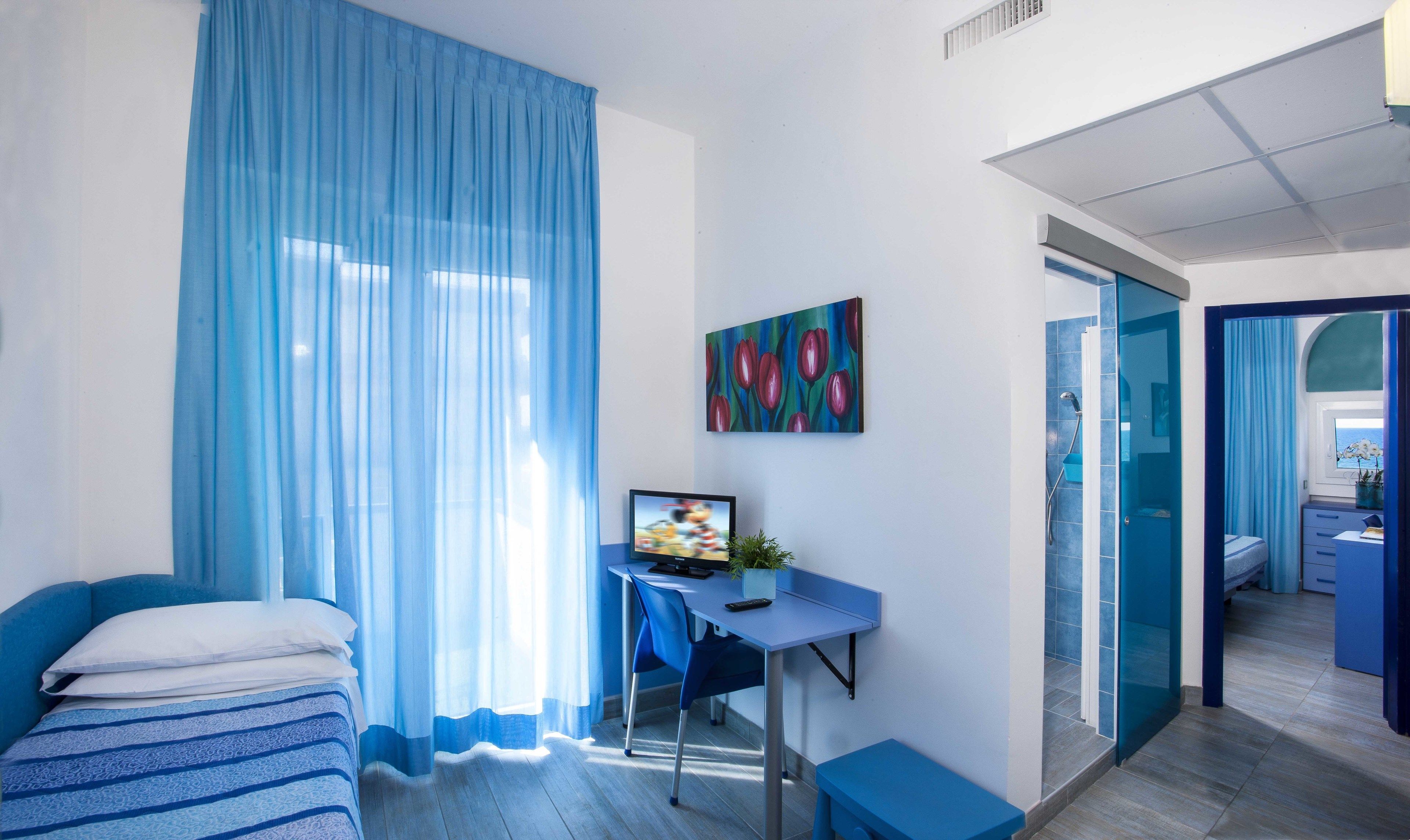 quadruple room | living area | flat-screen tv