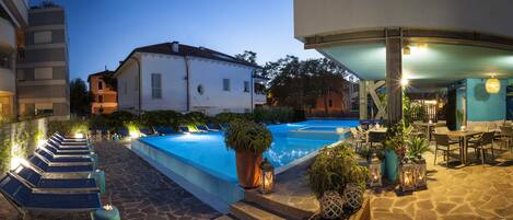 حمّام سباحة خارجي موسمي، حمّام سباحة لا متناهي، مقاعد للتشمس