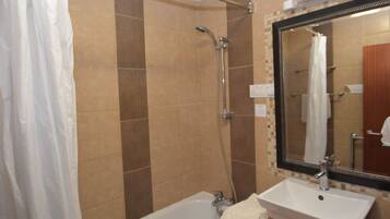 Combined shower/bathtub, free toiletries, hair dryer, towels