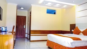 Superior Single Room | Bathroom | Free toiletries, hair dryer, slippers, towels - Meru Slopes Hotel (Meru)