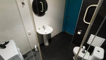 Apartment, 1 Schlafzimmer (Tokarey, 40-226) | Badezimmer | Dusche, Haartrockner, Handtücher